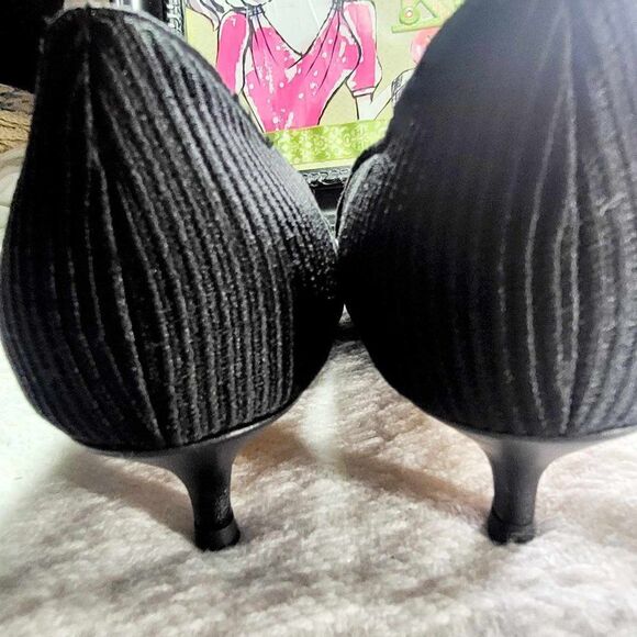 CHRISTIAN DIOR Size 39D Suede pump black heart accent - Picture 5 of 9